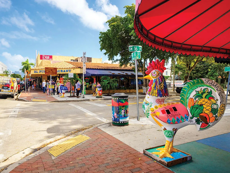 Calle Ocho no bairro Little Havana em Miami