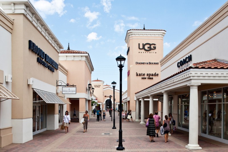 Pessoas fazendo compras no Premium Outlets International em Orlando