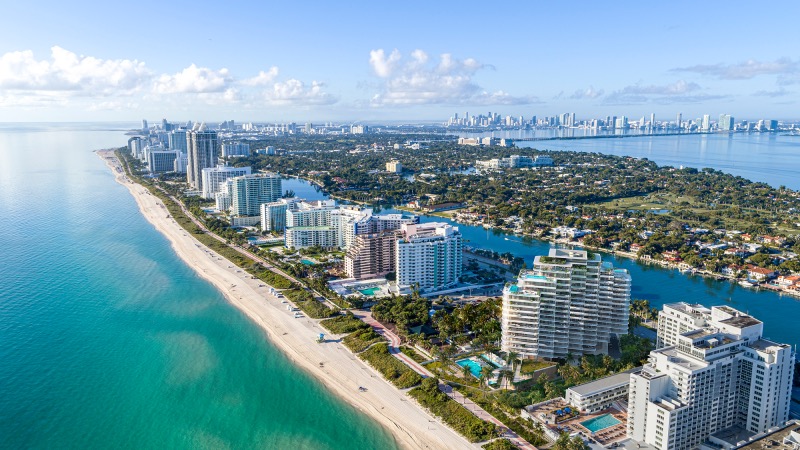 Vista aérea da praia e cidade de Miami